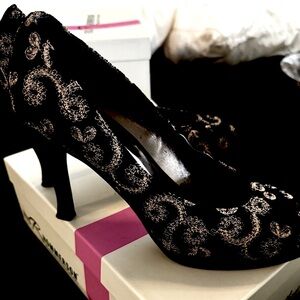 Elegant Black and Gold Velvet Heels